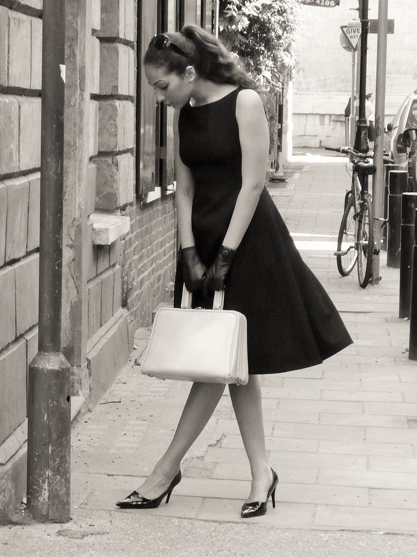 Classic Audrey - classic black dress