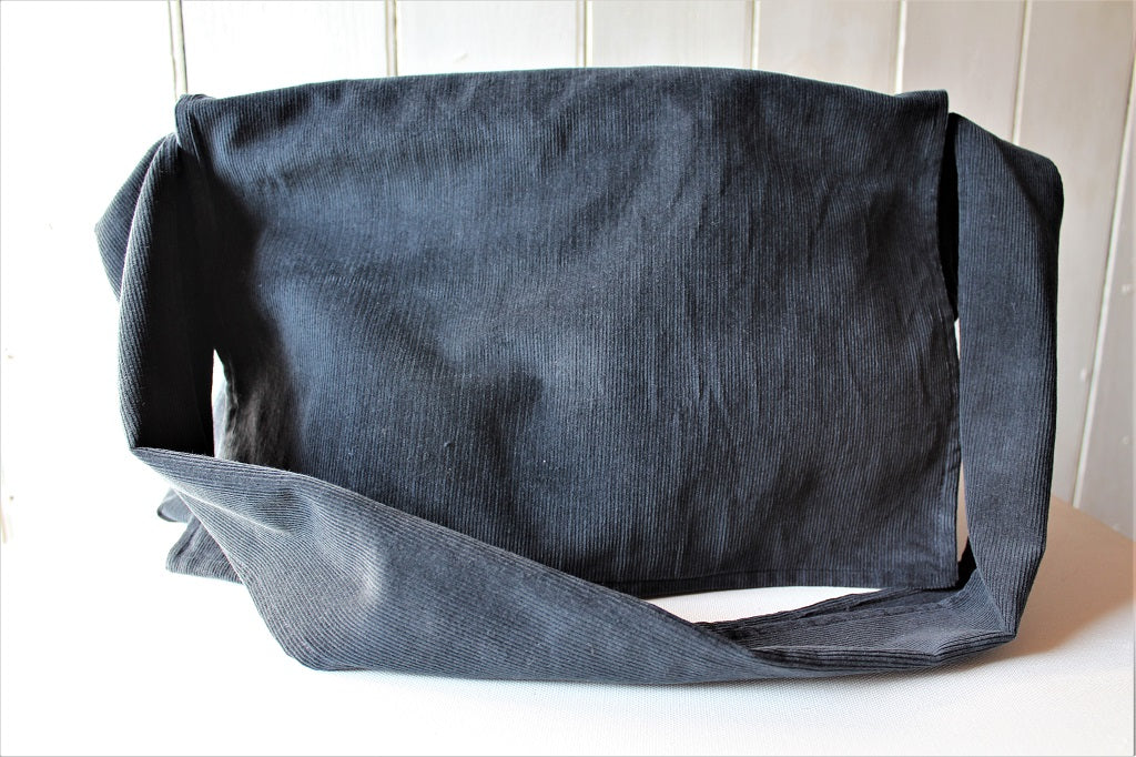 Messenger/Newspapaer - pin-cord crossbody bag with flap